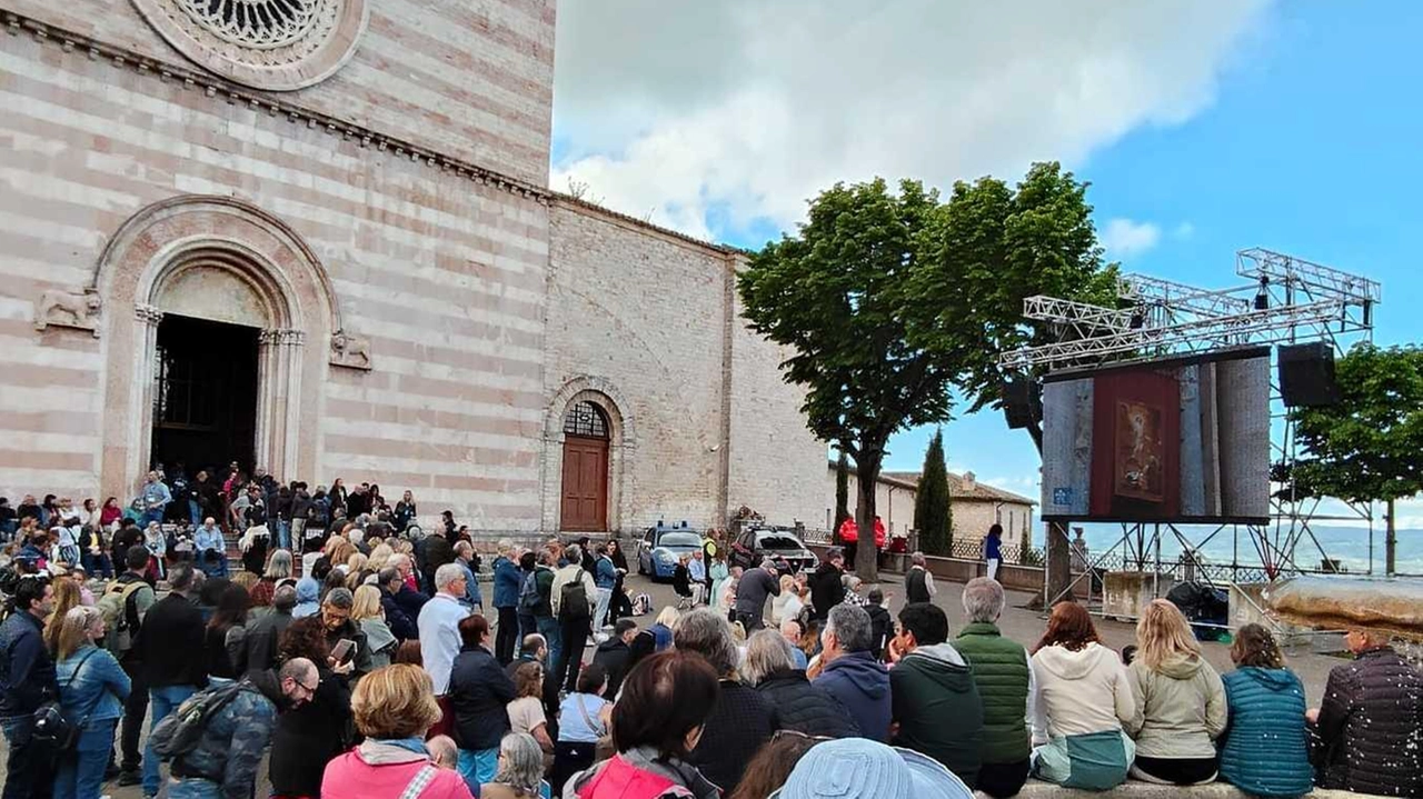 Folla davanti ai maxischermi installati per la canonizzazione di Acutis e utilizzati per l’ultimo saluto per un Papa Francesco