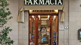 L’ingresso della Farmacia Di Ciolo in via Carducci. Fu acquistata da Bruno Di Ciolo nel 1913, addirittura un anno prima che il paese diventasse Comune L’ingresso della Farmacia Di Ciolo in via Carducci. Fu acquistata da Bruno Di Ciolo nel 1913, addirittura un anno prima che il paese diventasse Comune