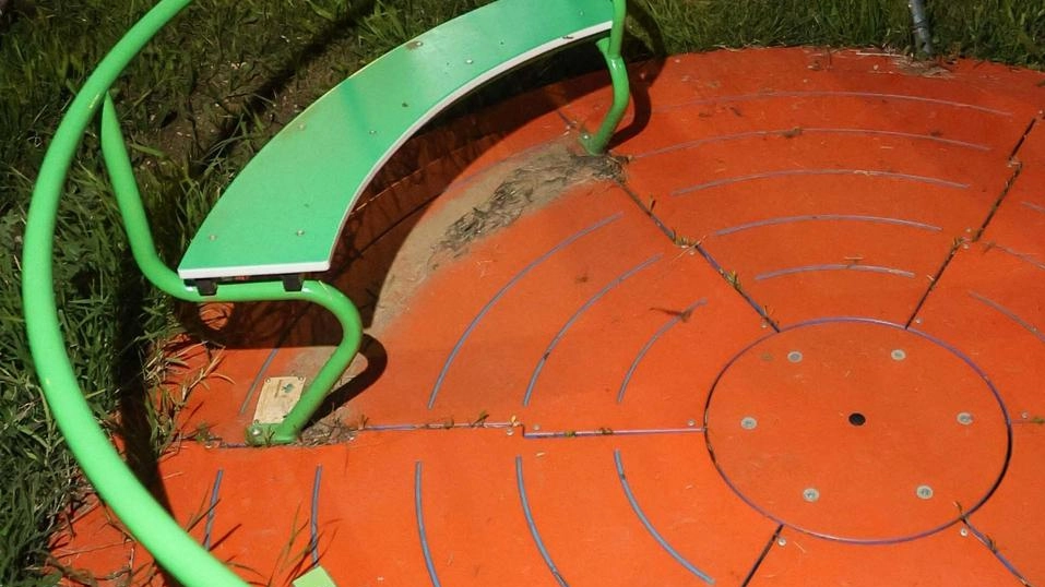 Giardini del Sodo a Firenze: investimento di 100mila euro per la riqualificazione un anno e mezzo fa, ma già in degrado. Residenti denunciano abbandono e degrado, con giochi rotti e mancanza di manutenzione. Giardini del Sodo a Firenze: investimento di 100mila euro per la riqualificazione un anno e mezzo fa, ma già in degrado. Residenti denunciano abbandono e degrado, con giochi rotti e mancanza di manutenzione.