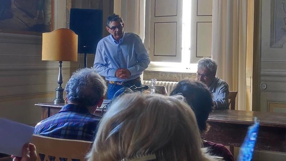 Marco Ciaurro, Società dei Lettori Lucca-Roma. ,. introduce uno degli incontri che hanno portato alla selezione degli otto finalisti Marco Ciaurro, Società dei Lettori Lucca-Roma. ,. introduce uno degli incontri che hanno portato alla selezione degli otto finalisti