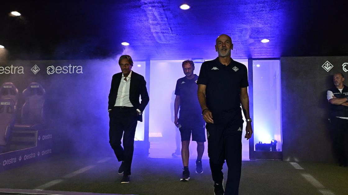 Viola Carpet, che festa. Pioli protagonista e Kean promette: "Motivato per dare il meglio" Viola Carpet, che festa. Pioli protagonista e Kean promette: "Motivato per dare il meglio"