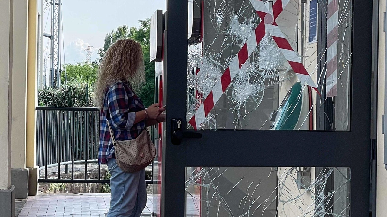 Uno dei tanti atti vandalici verificatisi alla stazione di Montelupo (. Gasperini Uno dei tanti atti vandalici verificatisi alla stazione di Montelupo (. Gasperini