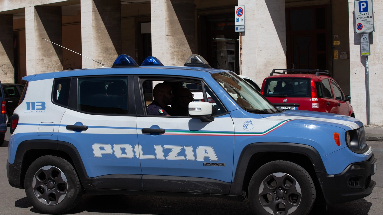 Una volante della polizia (foto di repertorio) Una volante della polizia (foto di repertorio)