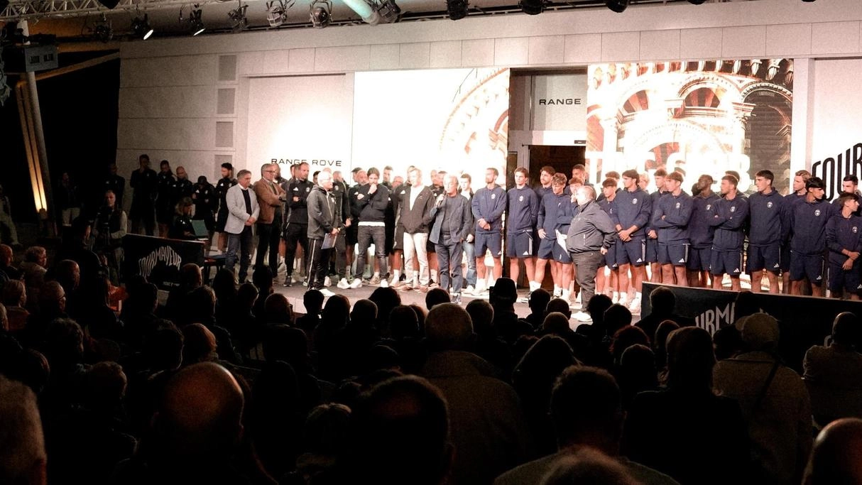 Il Pisa Sporting Club ha salutato la Valle D’Aosta. Prima dell’amichevole contro la Pro Vercelli che ha ufficialmente sancito il... Il Pisa Sporting Club ha salutato la Valle D’Aosta. Prima dell’amichevole contro la Pro Vercelli che ha ufficialmente sancito il...