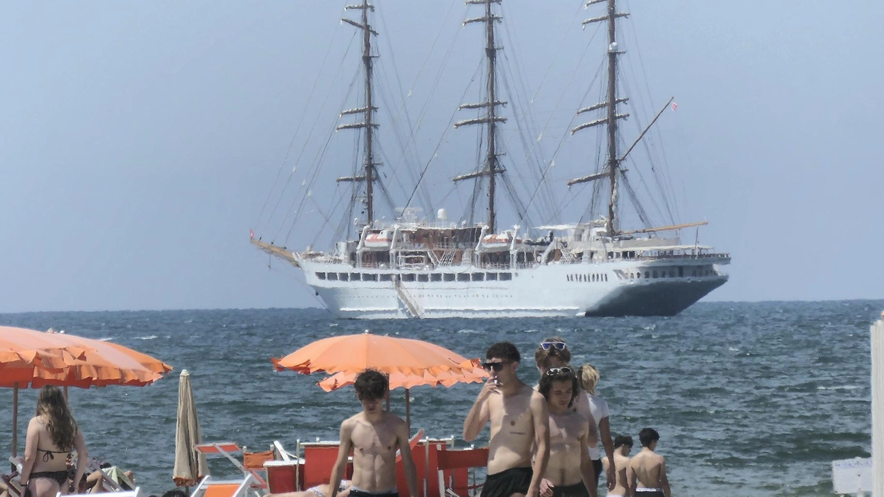 La «Sea Cloud», la lussuosa nave da crociera, che anche quest’anno. ha fatto tappa a Viareggio, con i passeggeri impegnati a fare shopping in Passeggiata
