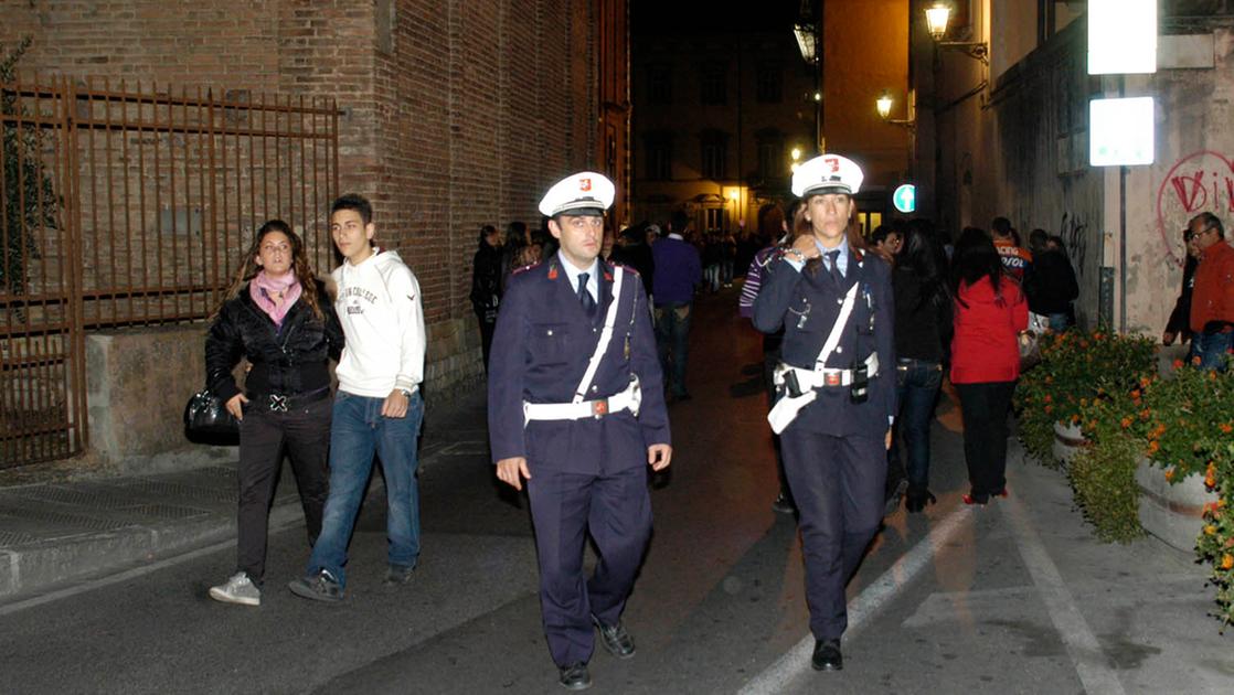 Lotta a illegalità e degrado: Municipale schierata in centro. Il commissario: “Più controlli” Lotta a illegalità e degrado: Municipale schierata in centro. Il commissario: “Più controlli”