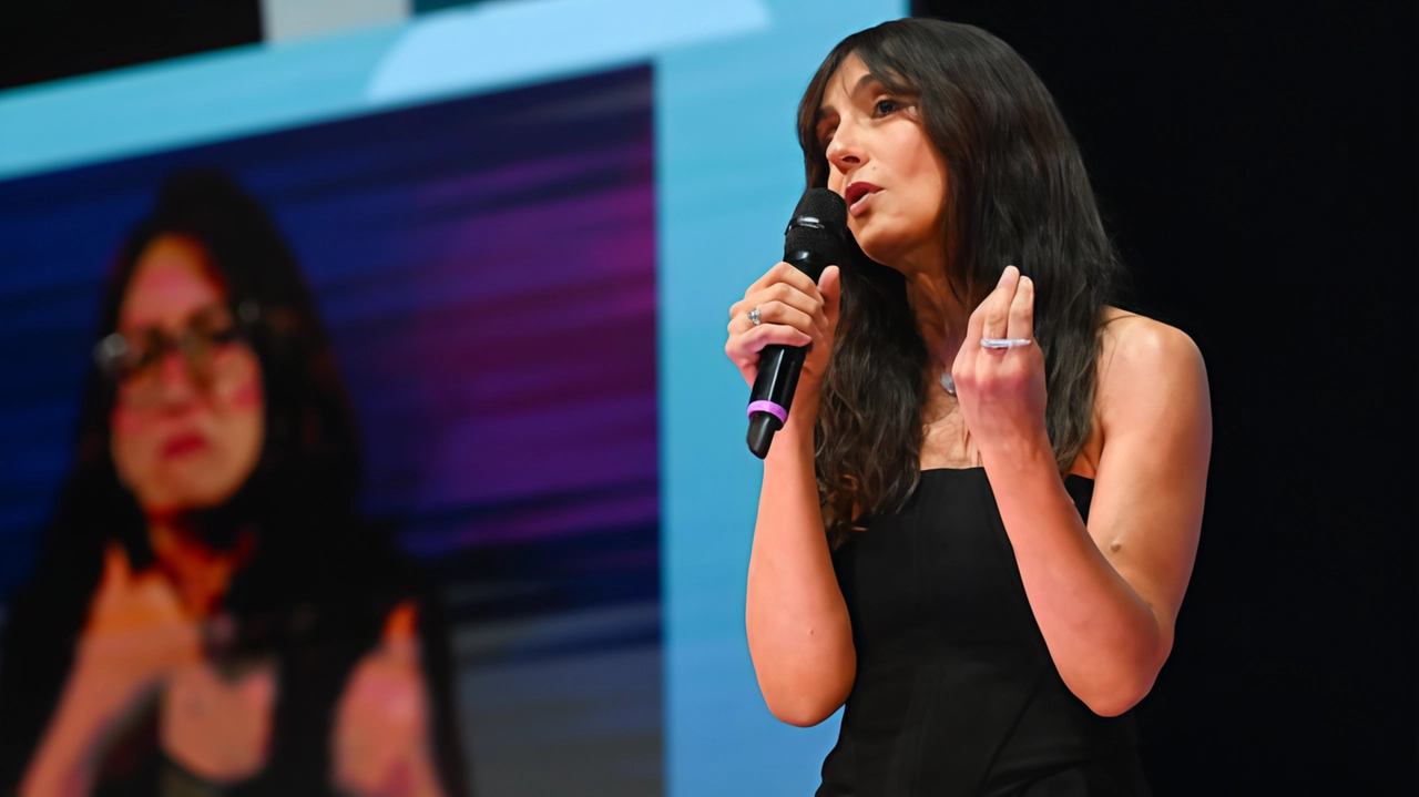 In alto Ambra Angiolini durante il suo speech, a fianco l’intervista all’ex arbitro Pierluigi Collina