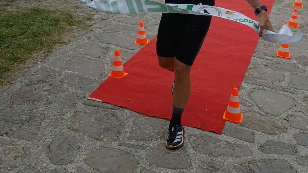 A fianco: gli arrivi trionfali a San Pellegrino di Terrasi e della Gulino A fianco: gli arrivi trionfali a San Pellegrino di Terrasi e della Gulino