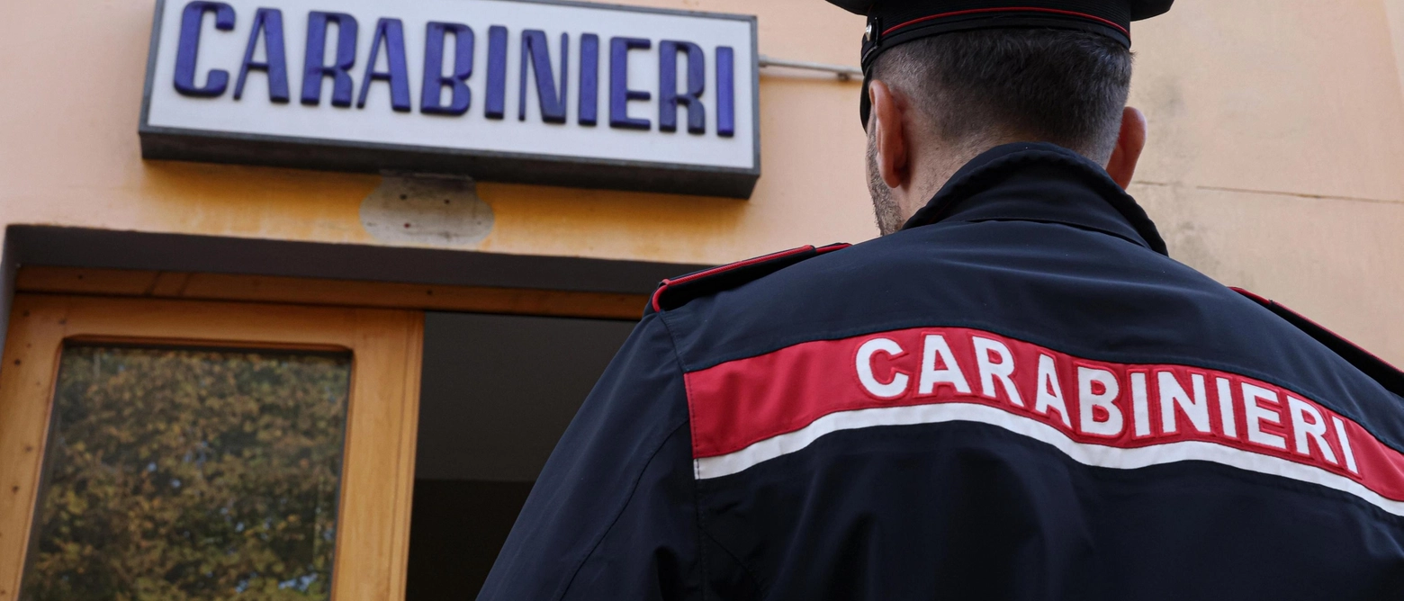 I carabinieri sono intervenuti grazie alle segnalazioni degli abitanti. Nel giardino dove è scattato l’arresto gli investigatori hanno trovato altre otto dosi di cocaina, per un totale di circa 6,8 grammi