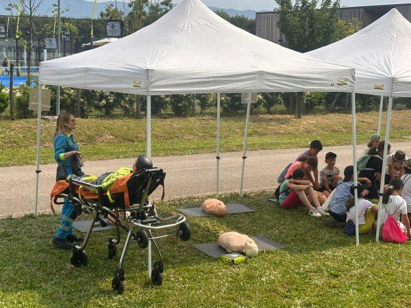 Studenti a lezione di primo soccorso Studenti a lezione di primo soccorso