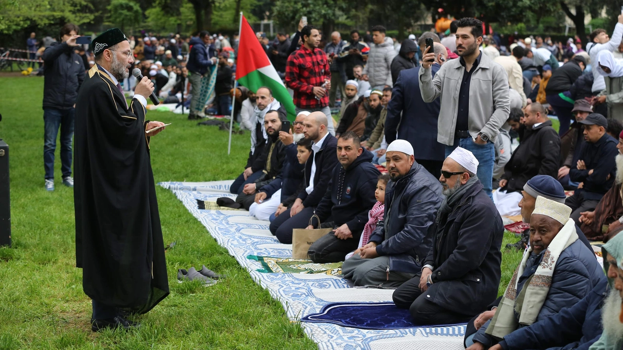 Un momento della fine del Ramadan di qualche anno fa al parco delle Cascine (Foto Marco Mori/New Press Photo)