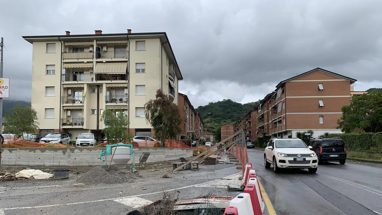 La rotatoria di Bonascola è stata di nuovo bloccata per un contenzioso fra il Comune e. la ditta che sta lavorando al cantiere. I lavori sono finanziati dal Pnrr per cui se non. finiscono in tempo si rischia la perdita dei fondi La rotatoria di Bonascola è stata di nuovo bloccata per un contenzioso fra il Comune e. la ditta che sta lavorando al cantiere. I lavori sono finanziati dal Pnrr per cui se non. finiscono in tempo si rischia la perdita dei fondi