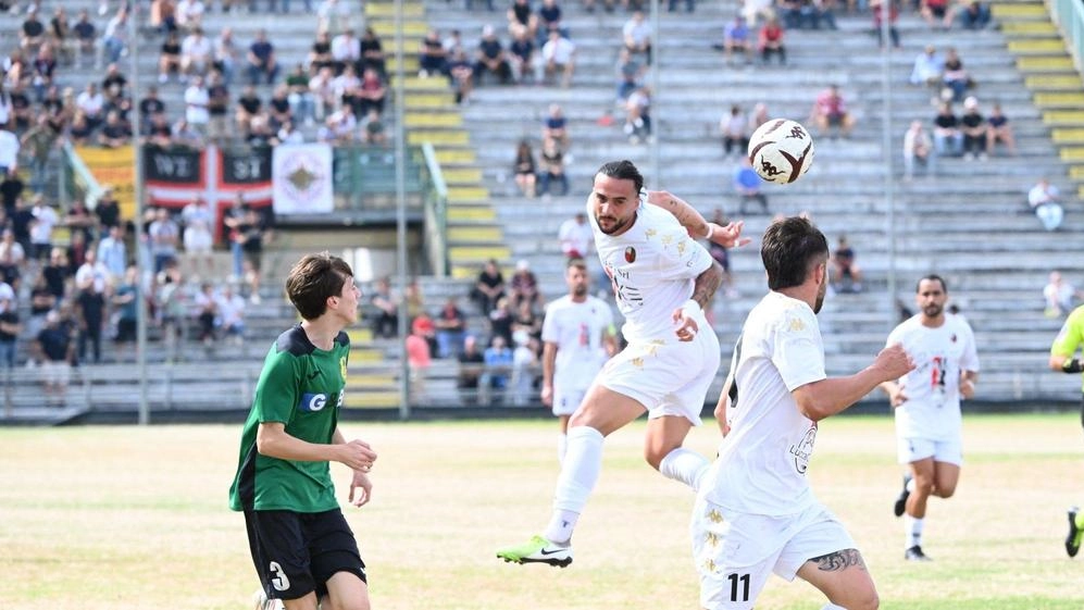 Facundo Piazze colpisce di testa sotto gli occhi di Caggianese e dei difensori neroverdi: ma il pallone non andrà a bersaglio