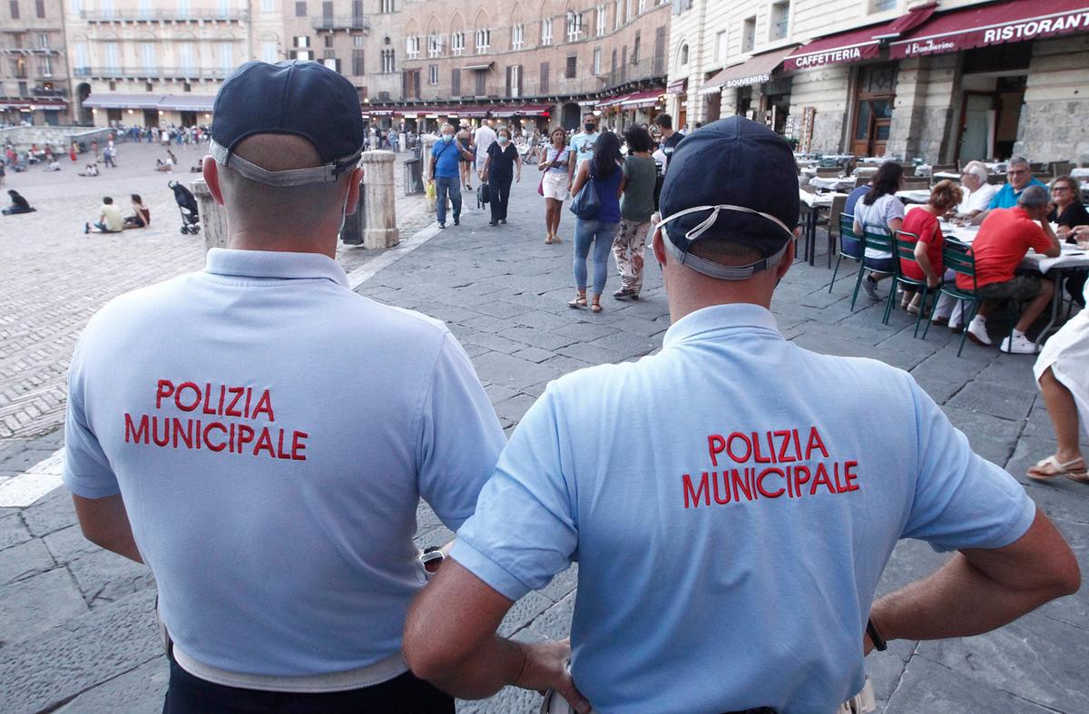 Ubriaco si scaglia contro i passanti. Caos in piazza Gramsci, bloccato e denunciato 29enne
