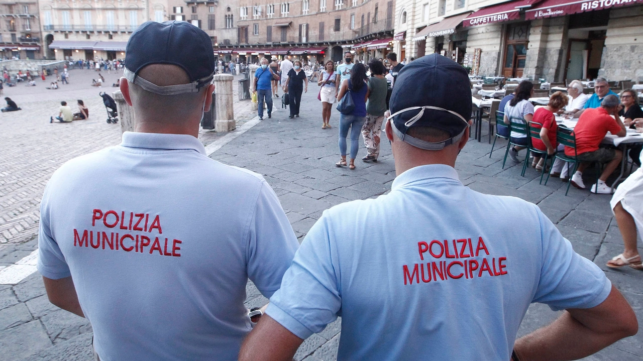 Controlli in Piazza del Campo e in tutto il centro storico della polizia locale (foto Lazzeroni di repertorio) Controlli in Piazza del Campo e in tutto il centro storico della polizia locale (foto Lazzeroni di repertorio)