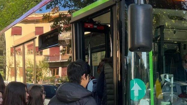 Studenti a Grosseto segnalano sovraffollamento su linea G81 per il trasporto scolastico. Dall'Azienda intervento con bus più grande per risolvere criticità. Studenti a Grosseto segnalano sovraffollamento su linea G81 per il trasporto scolastico. Dall'Azienda intervento con bus più grande per risolvere criticità.