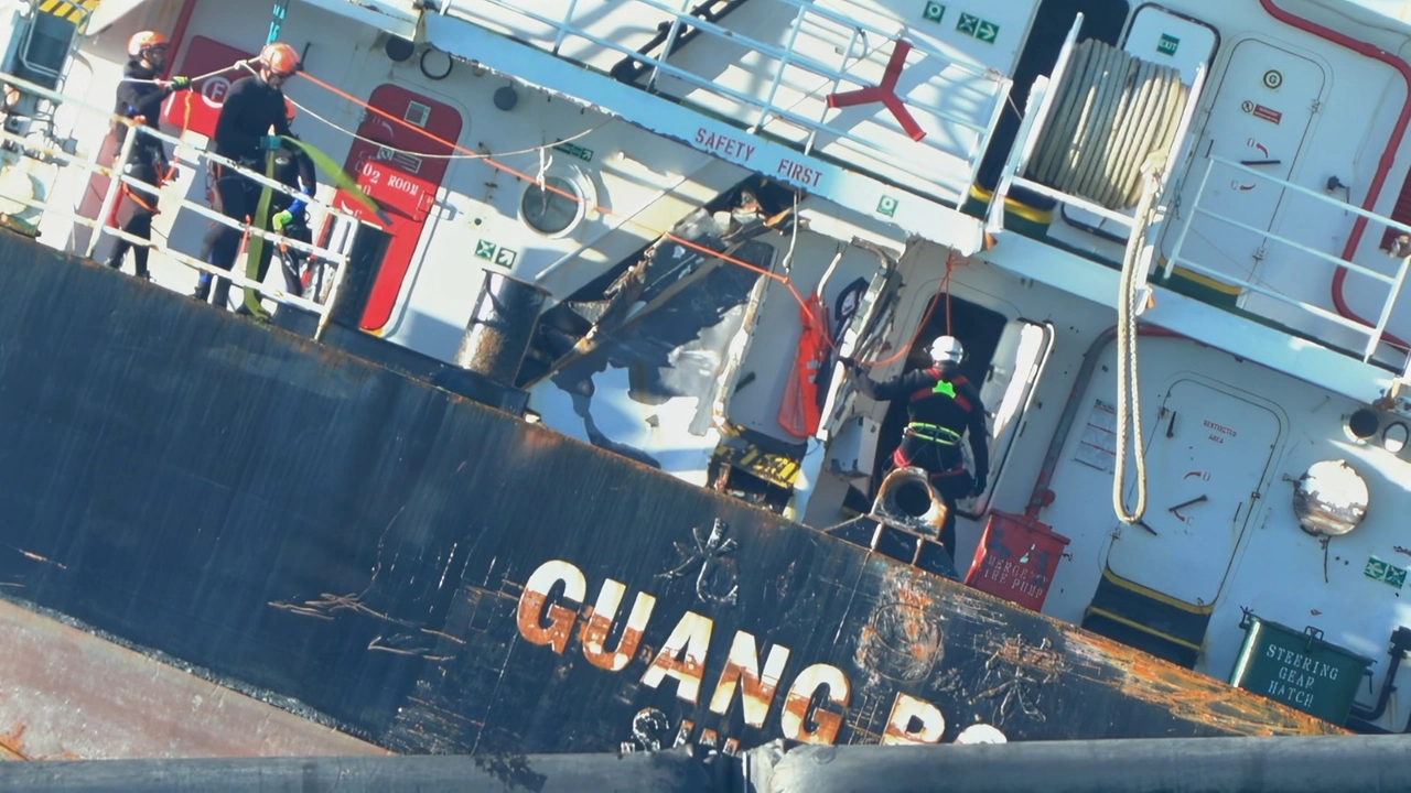 Il sopralluogo a bordo della nave incagliata