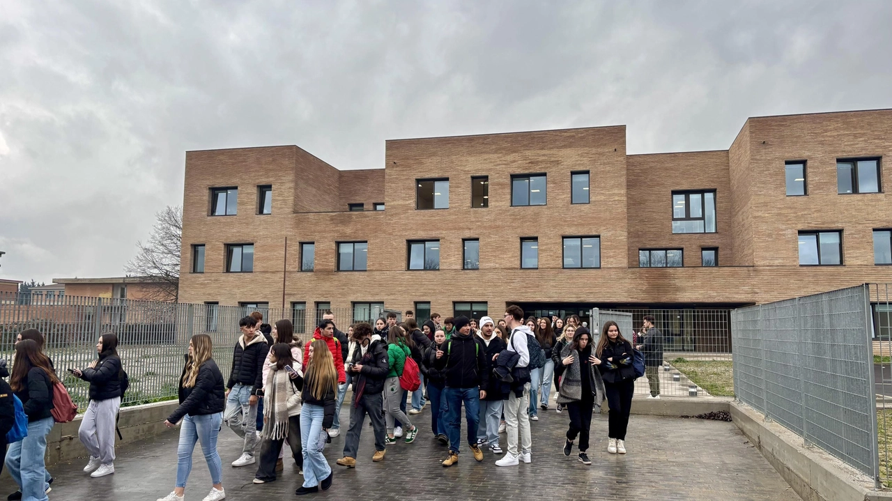 Il punto al tavolo provinciale con i rappresentanti degli istituti pontederesi in vista di settembre. Ecco tutti gli interventi. Il punto al tavolo provinciale con i rappresentanti degli istituti pontederesi in vista di settembre. Ecco tutti gli interventi.