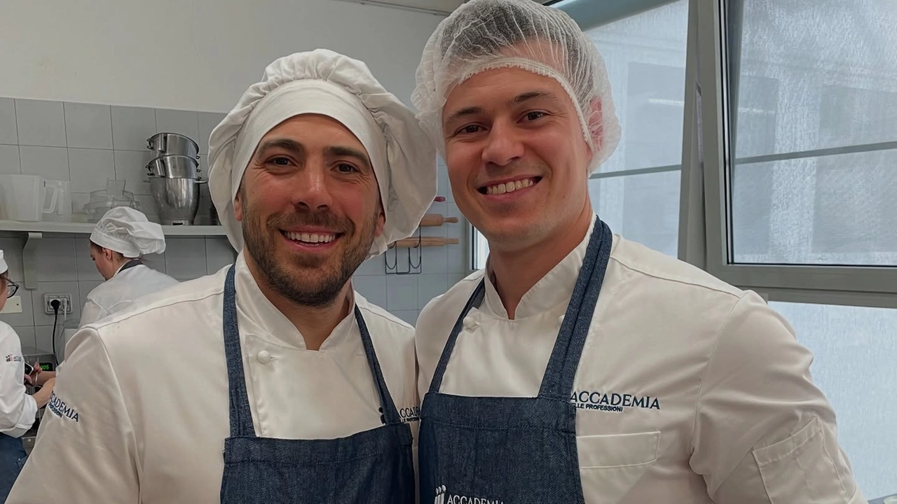 L'ex-capitano dell'Italrugby Edoardo Gori (a sx) nelle vesti di pasticcere