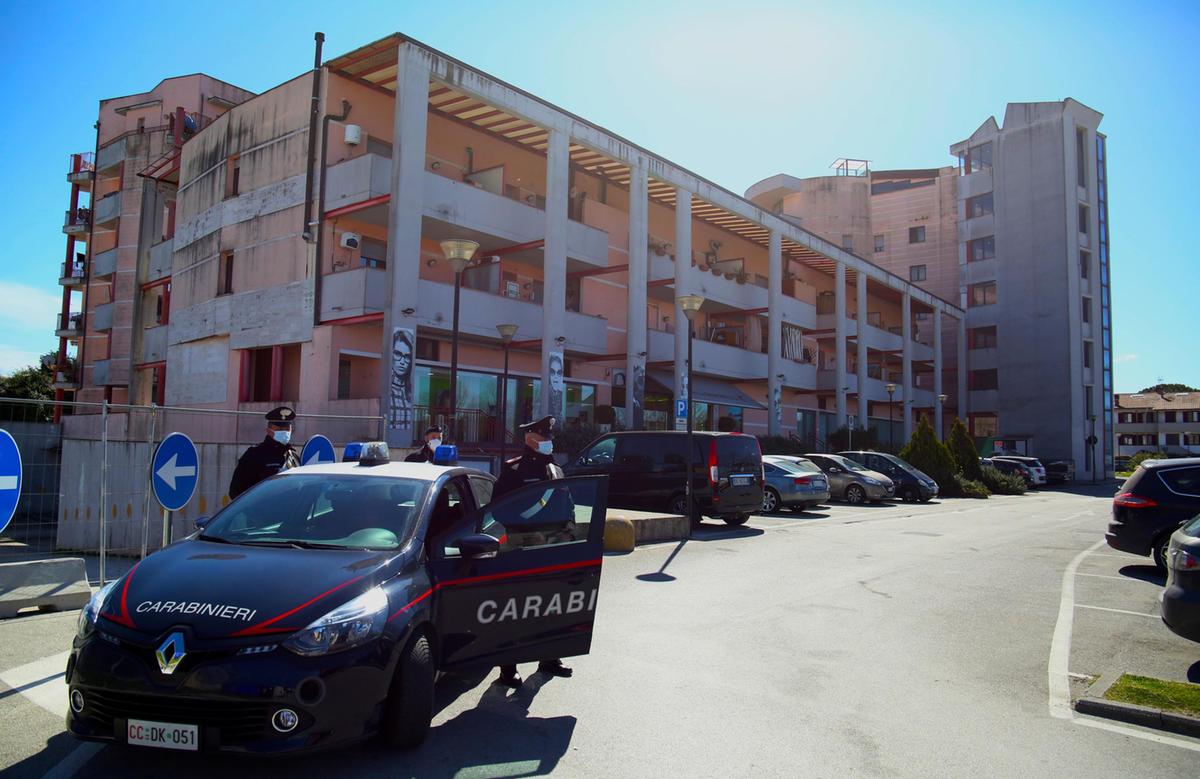"Basta allo scempio del Palazzo rosa" "Basta allo scempio del Palazzo rosa"