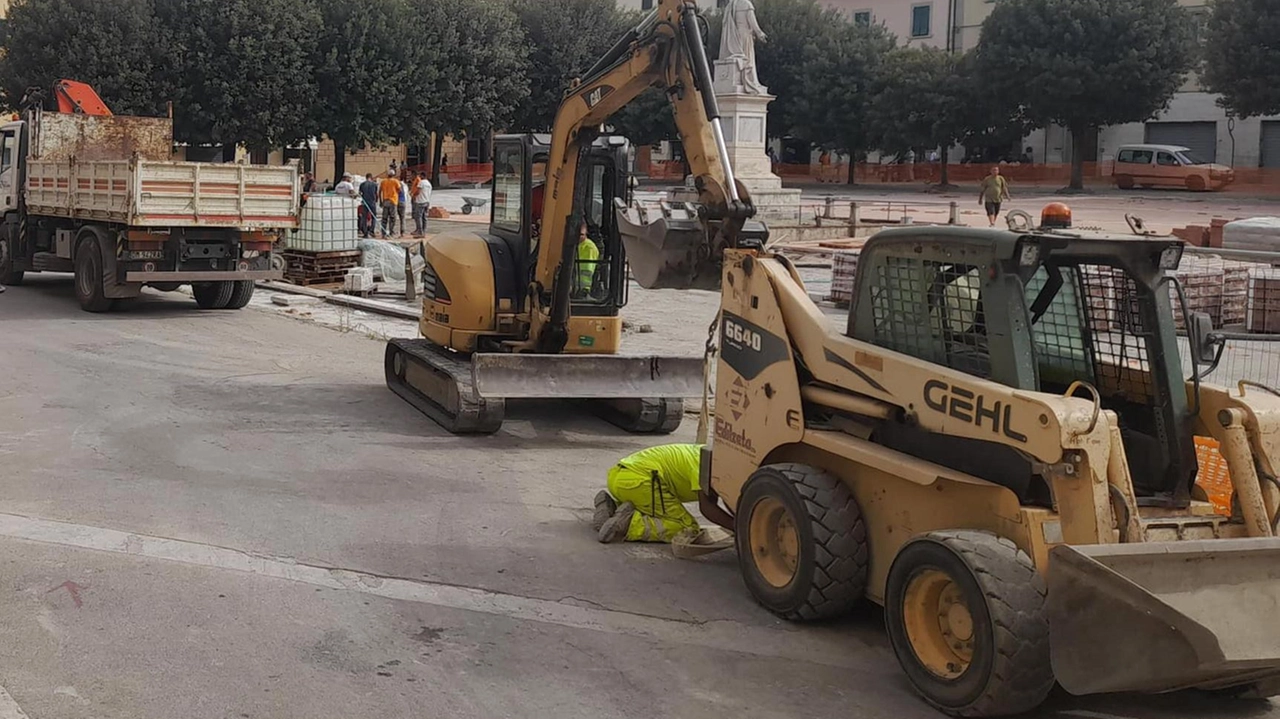 Nella variante sono previsti canaletti sotto la pavimentazione . Nella variante sono previsti canaletti sotto la pavimentazione .