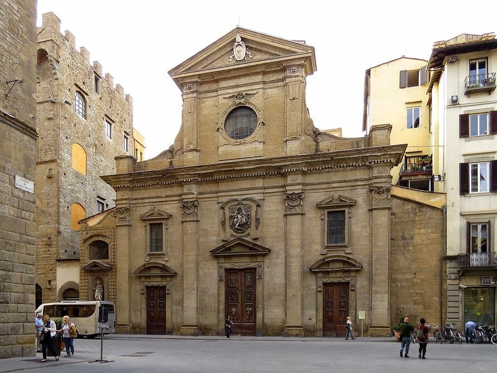 Firenze, la facciata della chiesa di Santa Trinita ripulita dalle scritte