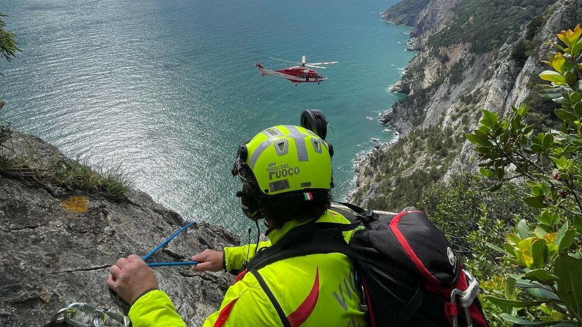Il soccorso dei vigili del fuoco a Portovenere con l'ausilio dell'elicottero Drago (Foto vigili del fuoco La Spezia)
