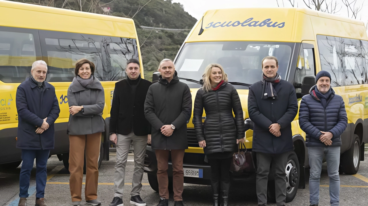 Il presidente del Parco nazionale delle 5 Terre, Lorenzo Viviani, assieme ai sindaci e ai rappresentanti delle amministrazioni comunali che hanno ricevuto gli scuolabus Il presidente del Parco nazionale delle 5 Terre, Lorenzo Viviani, assieme ai sindaci e ai rappresentanti delle amministrazioni comunali che hanno ricevuto gli scuolabus
