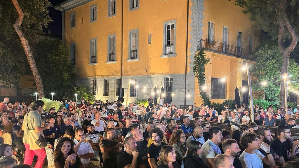 Il pubblico di ieri sera davanti al maxischermo della Nunziatina Il pubblico di ieri sera davanti al maxischermo della Nunziatina