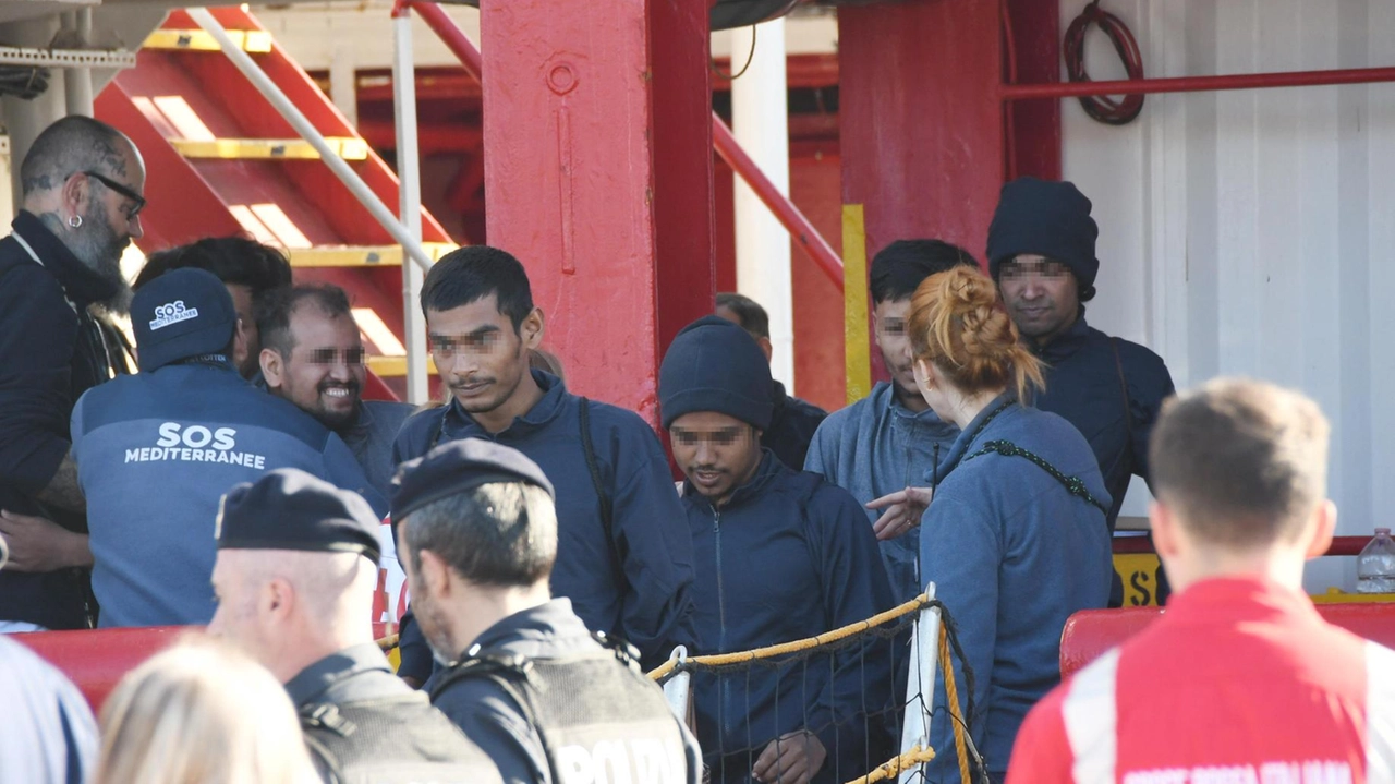 Alcuni dei momenti relativi allo sbarco andato in scena ieri mattina a Marina di Carrara (Foto Delia)