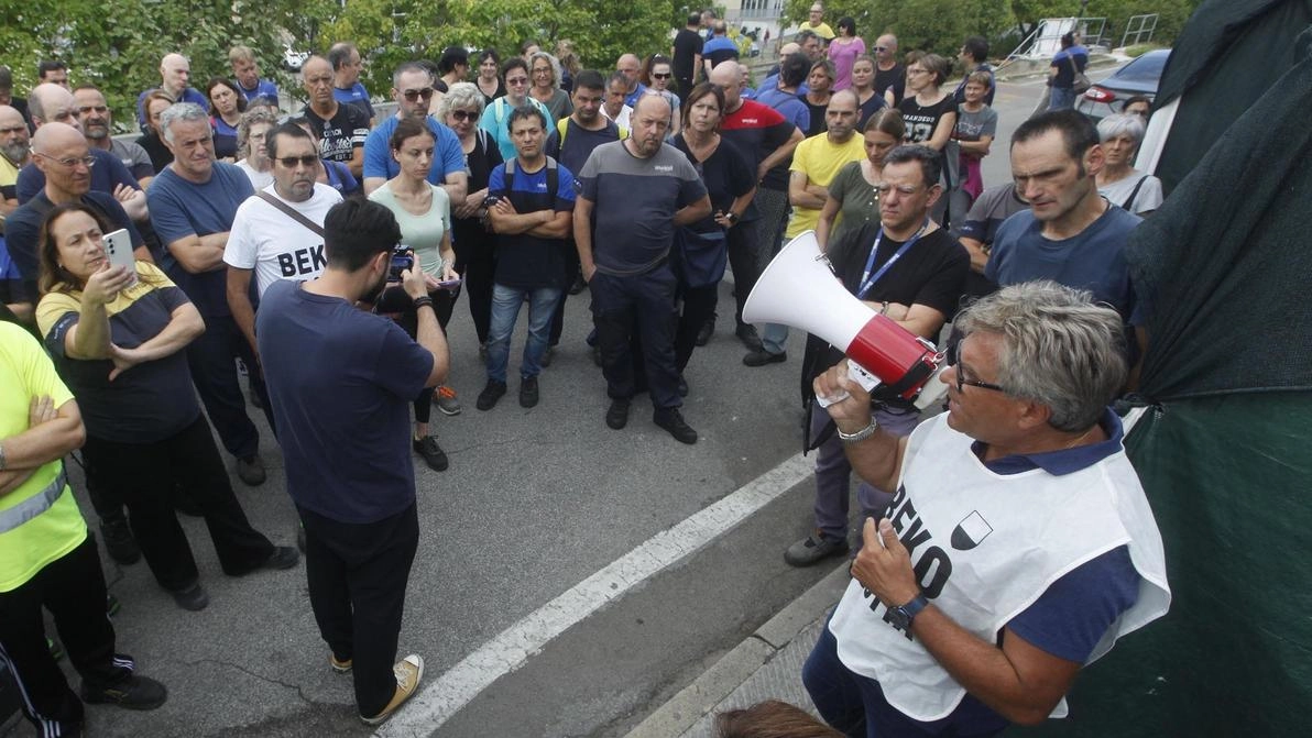 Elaborato un memorandum con le linee-guida destinate ai lavoratori del perimetro di viale Toselli. L’impegno di Fabiani: dallo screening delle professionalità ai 3mila euro di voucher per ogni dipendente. Elaborato un memorandum con le linee-guida destinate ai lavoratori del perimetro di viale Toselli. L’impegno di Fabiani: dallo screening delle professionalità ai 3mila euro di voucher per ogni dipendente.