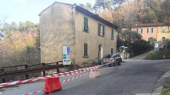 Un senso unico alternato regolato dal semaforo è stato messo all’intersezione tra la SP9 Montalbano e Via dei Nardini Un senso unico alternato regolato dal semaforo è stato messo all’intersezione tra la SP9 Montalbano e Via dei Nardini