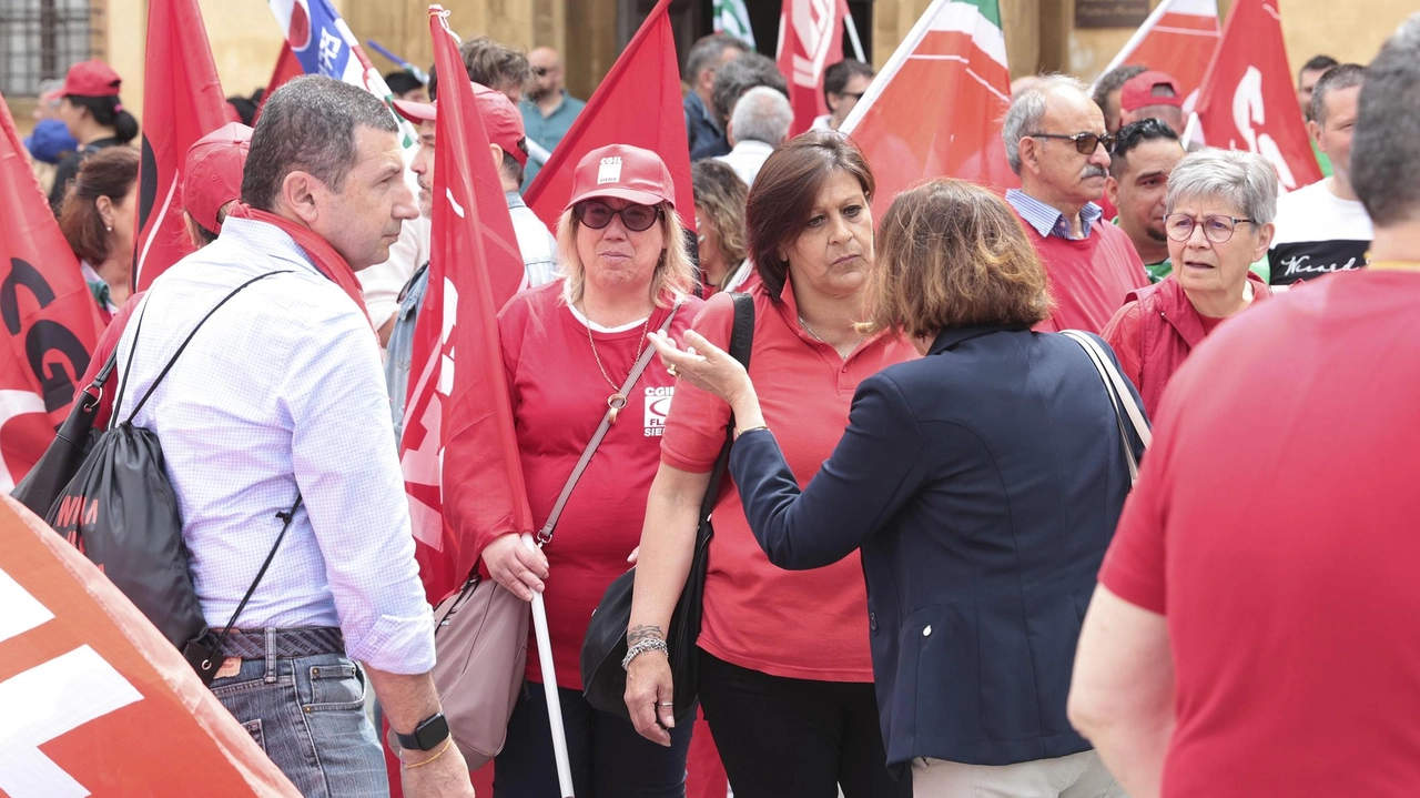 Una manifestazione dei sindacati (foto di archivio) Una manifestazione dei sindacati (foto di archivio)