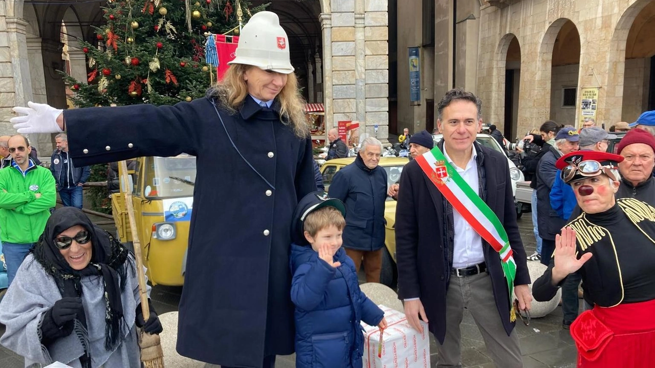 Qui a fianco la Befana del vigile urbano e del Vespa Club una tradizione che si rinnova ormai ogni anno Qui a fianco la Befana del vigile urbano e del Vespa Club una tradizione che si rinnova ormai ogni anno