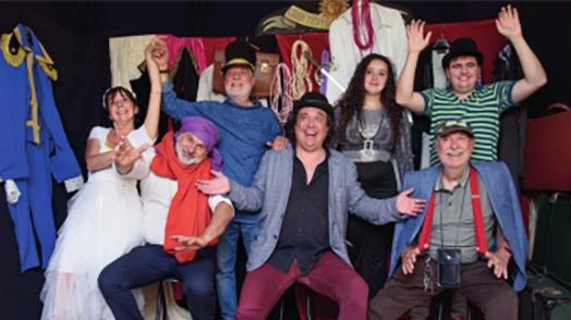 Un presentatore sfigato e artisti improbabili animano il "Psycho Show" al Teatro Verdi, tra gag e sketch surreali.