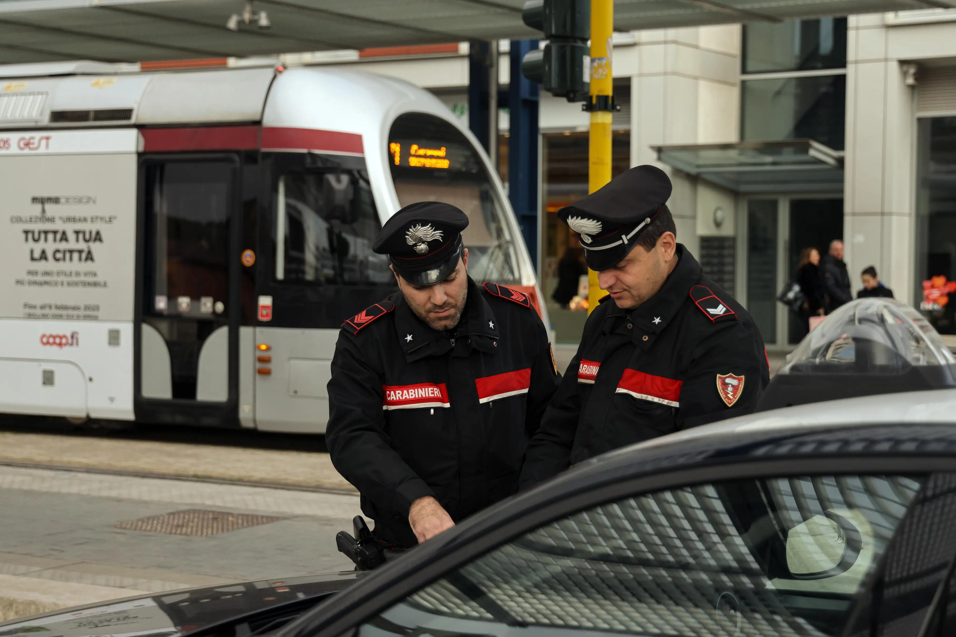 Giovane derubato alla fermata del tram