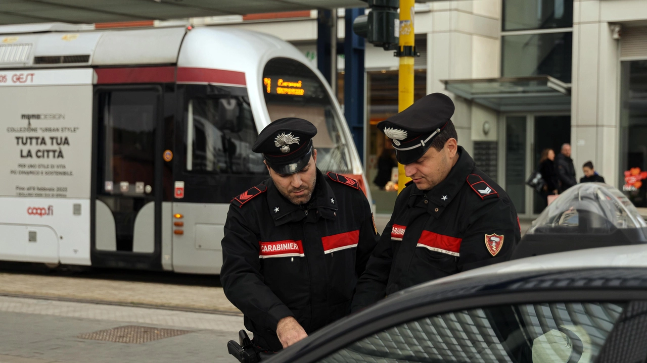Controlli dei carabinieri in piazza della Resistenza, alla fermata della tramvia (Foto d’archivio Germogli)