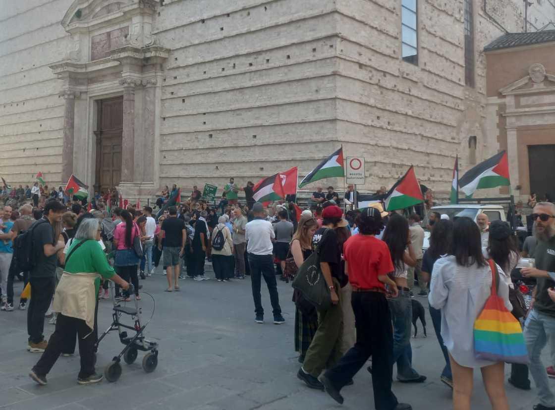 Sfila la protesta contro il riarmo e il conflitto in Medio Oriente Sfila la protesta contro il riarmo e il conflitto in Medio Oriente