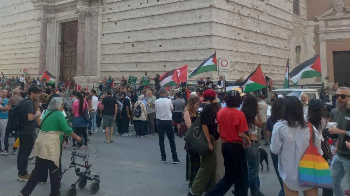 Il corteo per la pace in Medio Oriente è partito pacificamente da piazza Danti ed è arrivato in Borgo XX Giugno Il corteo per la pace in Medio Oriente è partito pacificamente da piazza Danti ed è arrivato in Borgo XX Giugno
