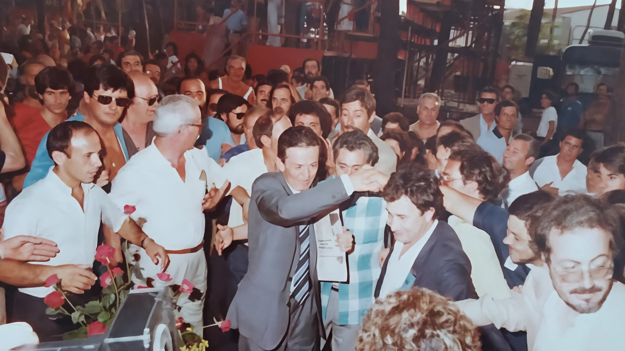 Alla fine di luglio del 1983 il segretario del Pci Enrico Berlinguer tenne il discorso di chiusura alla Festa nazionale dell’Unità delle donne nella Pineta di Levante Alla fine di luglio del 1983 il segretario del Pci Enrico Berlinguer tenne il discorso di chiusura alla Festa nazionale dell’Unità delle donne nella Pineta di Levante