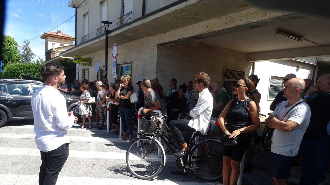 Leonardo Pistoia durante una delle manifestazioni organizzate a Torre del Lago per combattere spaccio e degrado Leonardo Pistoia durante una delle manifestazioni organizzate a Torre del Lago per combattere spaccio e degrado