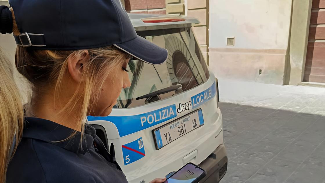 https://www.lanazione.it/image-service/view/acePublic/alias/contentid/OTAwNDhiZWMtMTIzMy00/0/polizia-locale-nuovi-mezzi-gli-agenti-ora-dispongono-di-palmari-allavanguardia.jpeg?f=16:9&w=1200&h=630