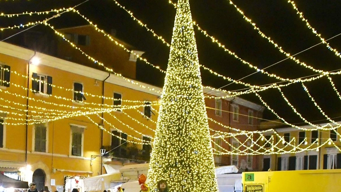 Ricco di eventi il Natale organizzato dal Comune che ha previsto manifestazioni ai monti, in centro città, ad Avenza e sul litorale fra mercatini, laboratori per bambini concerti e pista di pattinaggio Ricco di eventi il Natale organizzato dal Comune che ha previsto manifestazioni ai monti, in centro città, ad Avenza e sul litorale fra mercatini, laboratori per bambini concerti e pista di pattinaggio