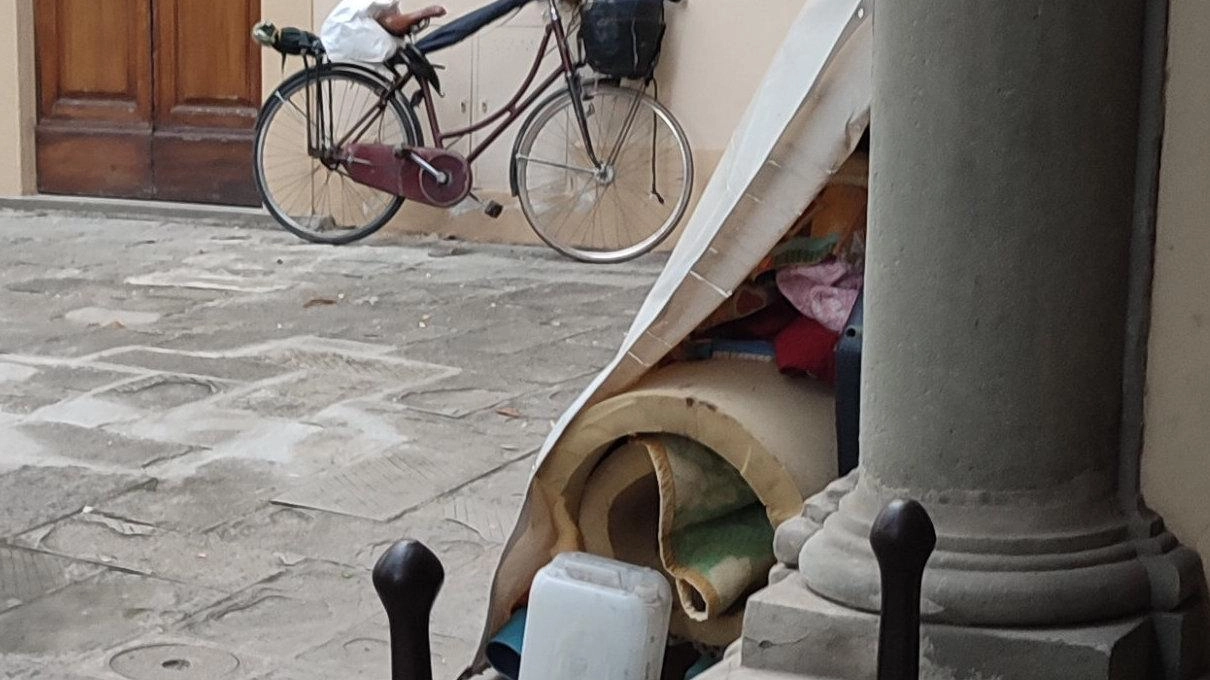 I materassi utilizzati dai senzatetto per dormire durante la notte e di giorni riposti sotto un telo nelle adiacenze della chiesa di Santa Maria della Pietà I materassi utilizzati dai senzatetto per dormire durante la notte e di giorni riposti sotto un telo nelle adiacenze della chiesa di Santa Maria della Pietà