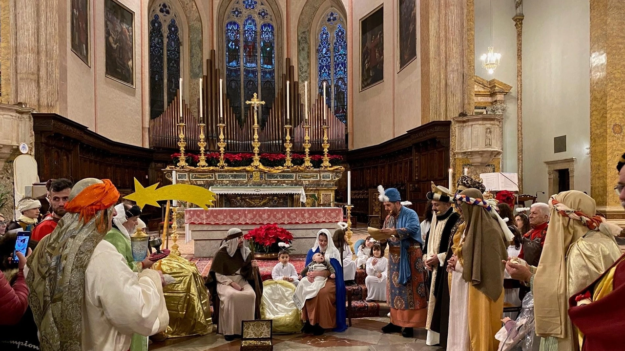 Natale speciale sia per le tradizionali celebrazioni religiose, sia per l’avvio del Giubileo. A Perugia la cerimonia di apertura... Natale speciale sia per le tradizionali celebrazioni religiose, sia per l’avvio del Giubileo. A Perugia la cerimonia di apertura...