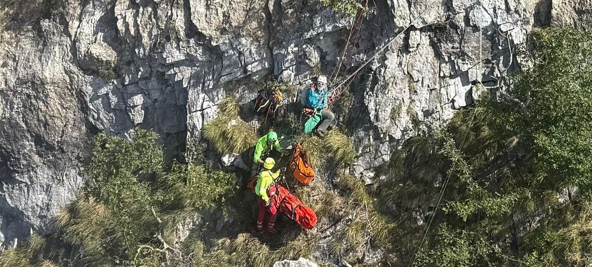 Crollo roccioso sul Monte Altissimo, paura per 5 alpinisti. Complesso salvataggio in parete Crollo roccioso sul Monte Altissimo, paura per 5 alpinisti. Complesso salvataggio in parete