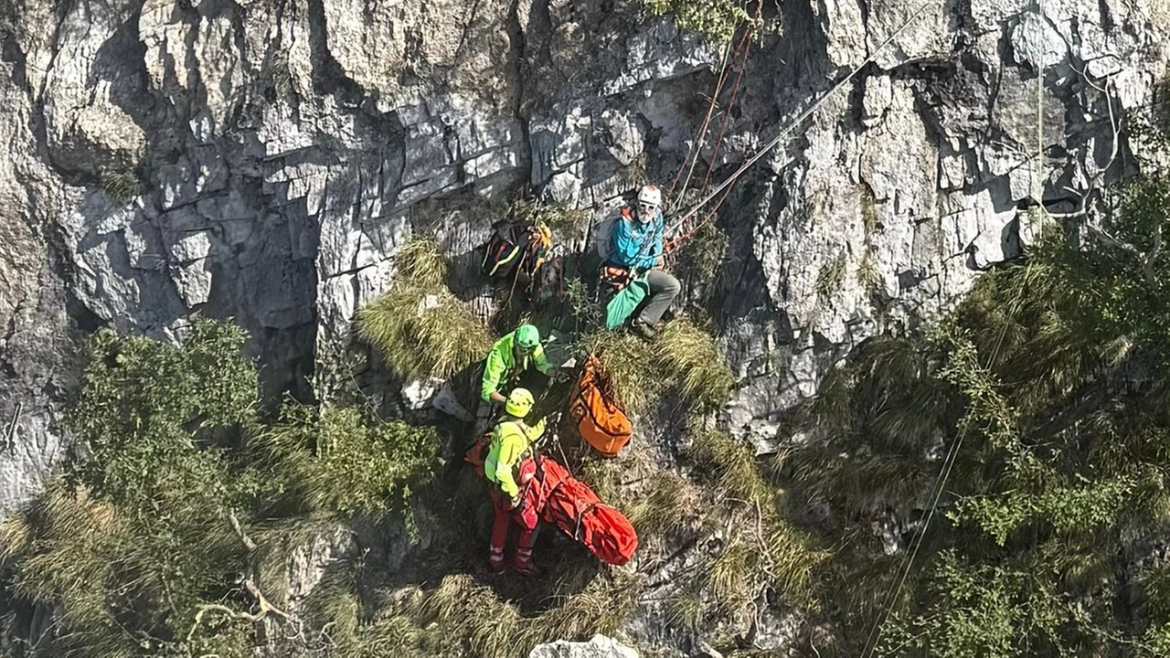 Crollo roccioso sul Monte Altissimo, paura per 5 alpinisti. Complesso salvataggio in parete