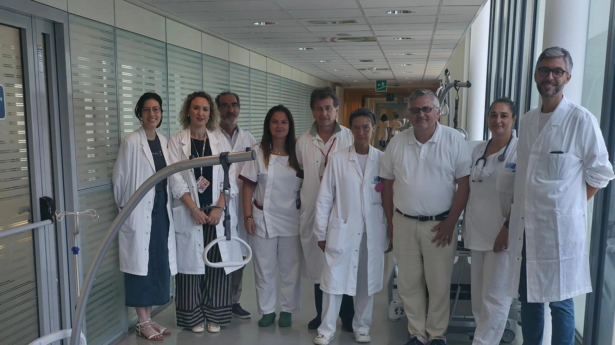 Il personale del reparto di Medicina del “San Luca” insieme ai letti “ultra bassi” introdotti per pazienti ad alto rischio di caduta