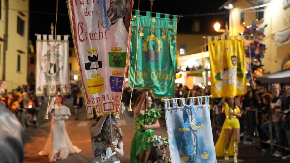 Una delle passate edizioni del San Michele con il corteo della sfilata Una delle passate edizioni del San Michele con il corteo della sfilata