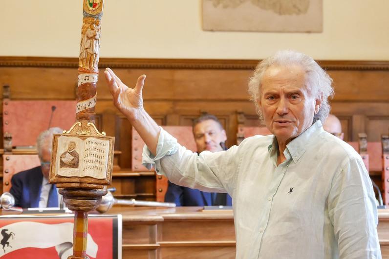 L’omaggio al Polifonico nella lancia. Pierluigi con lo stile della tradizione